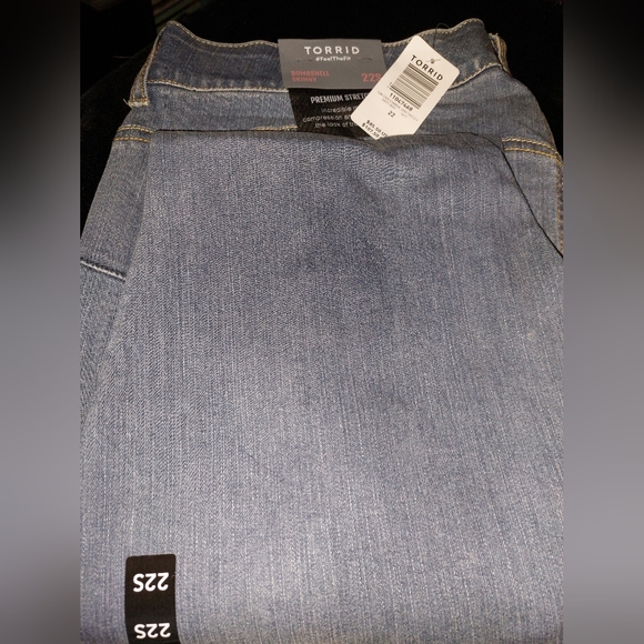 Torrid bombshell skinny 22 - Picture 1 of 2